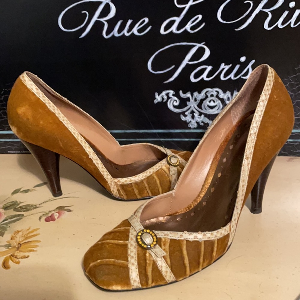 BCBGIRLS Gold Pleated Crushed Velvet Rhinestone Buckle Retro Heeled Shoes